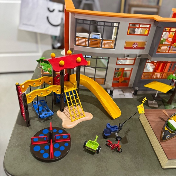 Playmobil Hospital, Ambulance, Playground, Pool Outdoors, and tons extras - Picture 7 of 15